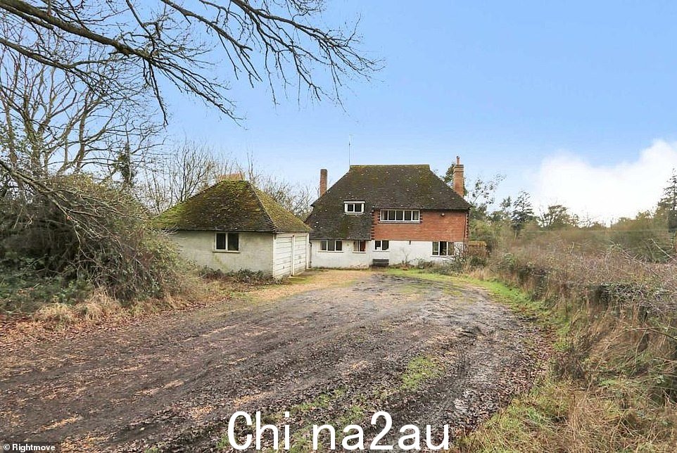 这套四居室的独立式家庭住宅位于伯克郡的巴克伯里村,售价为 115 万英镑