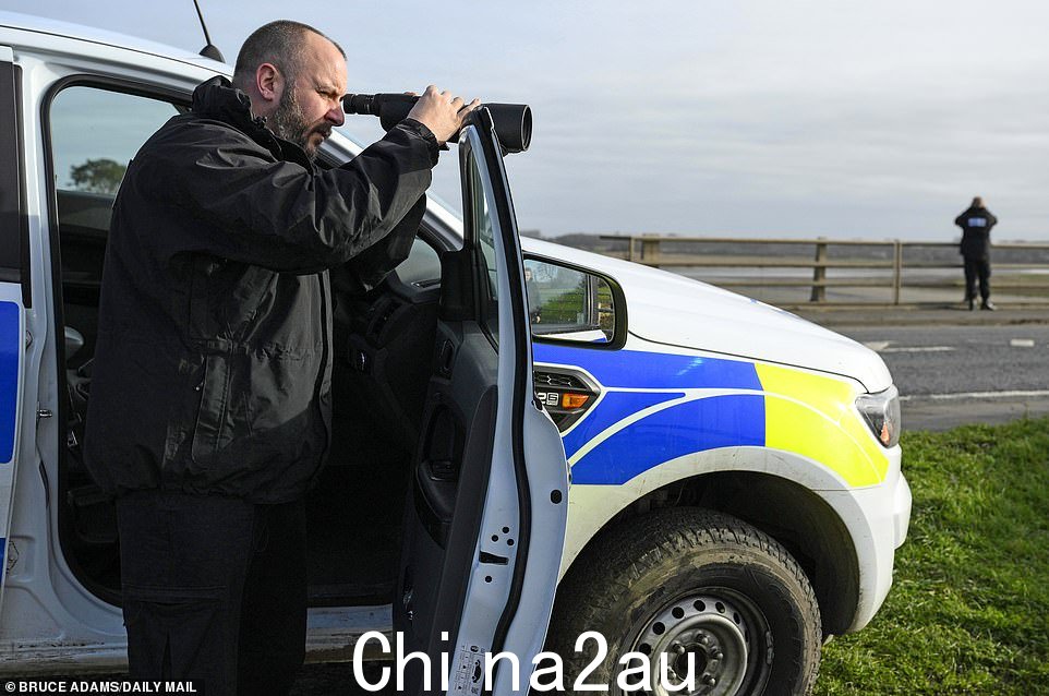 上周五,有人拍到警方在 Hambledon 村的 Shard Bridge 调查 Wyre 河,他们继续寻找失踪的两个孩子的母亲,她遛狗 Willow 时失踪了