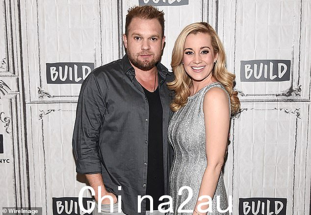 Kellie Pickler 于 2017 年 8 月与她的丈夫 Kyle Jacobs 合影,Kyle Jacobs 是一位创作型歌手。Jacobs 于周五开枪自杀