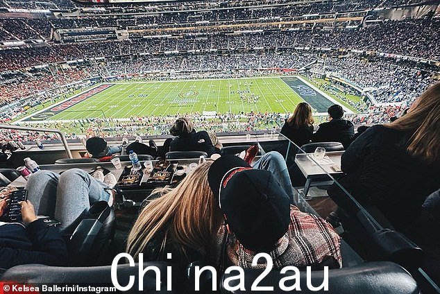 软启动:Chase 在另一场足球比赛中张贴了一张他们两人的照片,标题为'lil recap'
