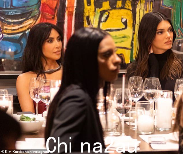 家庭支持:Kim 的妹妹 Kendall,27 岁,和她一起参加了这次活动,重点是帮助改变法律,这样以前被监禁的人就不会因为轻微的缓刑违规而再次入狱