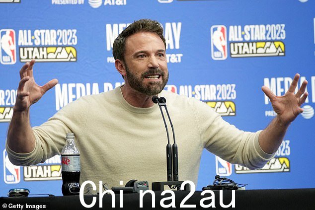 当天早些时候,本在通常保留的桌子后面对记者讲话用于对 NBA 球员的赛后采访