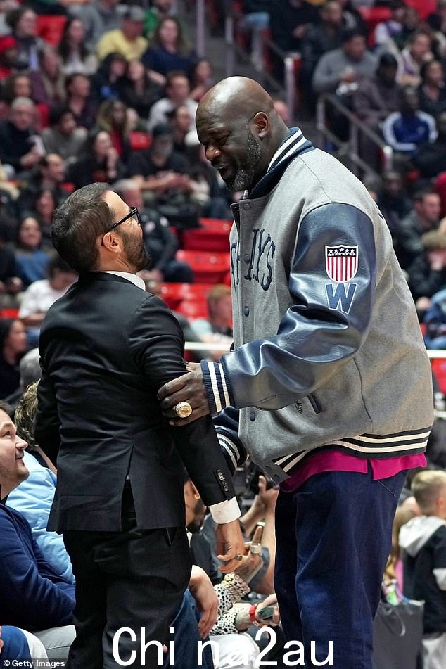 活着的传奇:这位 57 岁的 Entourage 演员与 NBA 传奇沙奎尔奥尼亚握手