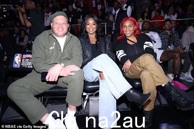 支持:Wade 的妻子 Gabrielle Union(中)看着她丈夫参加当晚的比赛