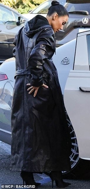 详细信息:Kim 同时与 Kanye 共同抚养她的四个孩子,Kanye 在经历了一连串的反犹太主义爆发后,去年的职业生涯崩溃了