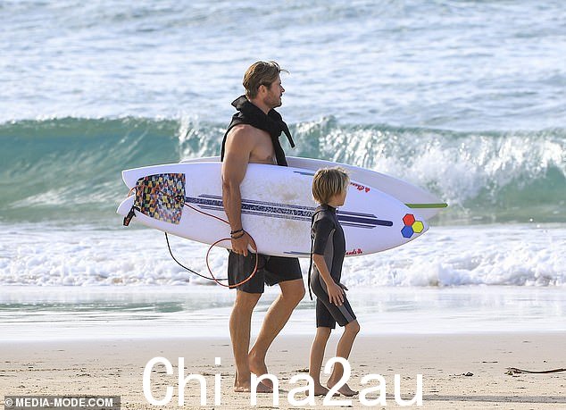 这是在 Hemsworth 的妻子 Elsa Pataky 分享了一些记录他们全家去法国旅行的健康快照几天后发布的