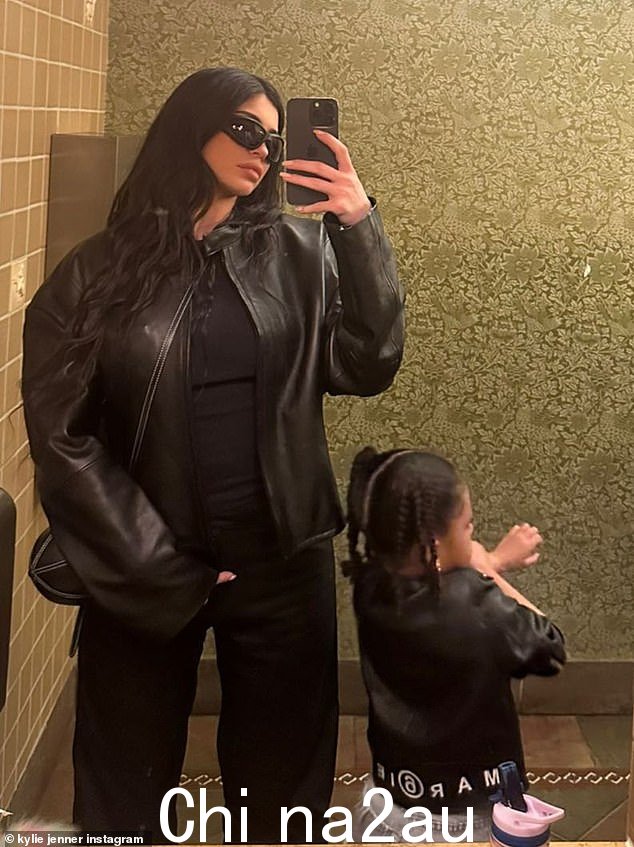 当天早些时候,凯莉 (Kylie) 使用她的 Instagram 故事记录了她与 5 岁的女儿斯托米 (Stormi) 和本月早些时候满一岁的小儿子艾尔 (Aire) 一起去迪斯尼乐园的旅行