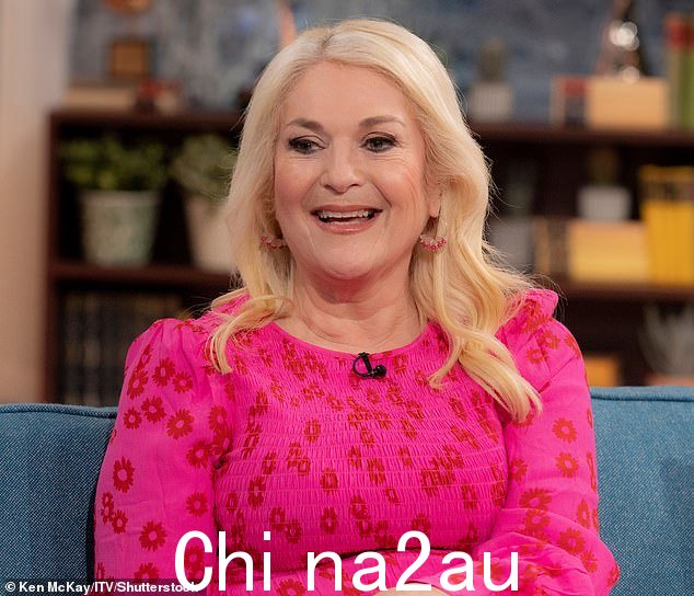 上个月,60 岁的凡妮莎·费尔茨 (Vanessa Feltz) 指责 BBC 存在“年龄歧视”,因为据称肯·布鲁斯 (Ken Bruce) 拒绝了一份合同并退出了 Radio 2,因为“DJ 似乎越来越年轻”老板带来了它的‘前卫’播放列表” class=