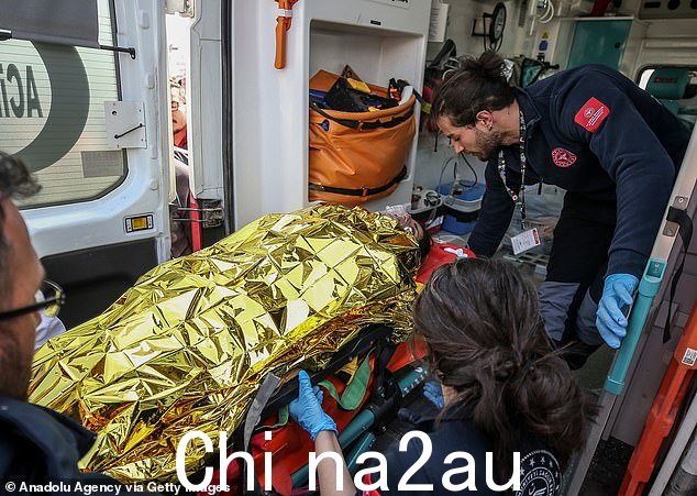 Ragda Accar 在被转移到救护车上时被箔纸覆盖,土耳其哈塔伊,2023 年 2 月 18 日