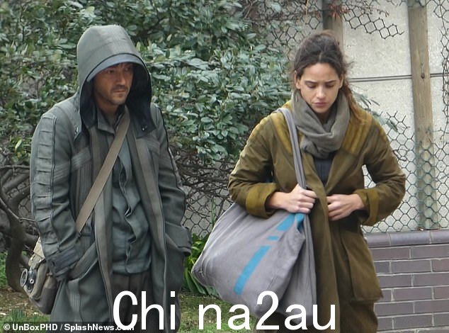 服装:Diego 穿着厚实的木炭夹克头上戴着兜帽,外面套着一件颜色相似的衬衫和深色裤子