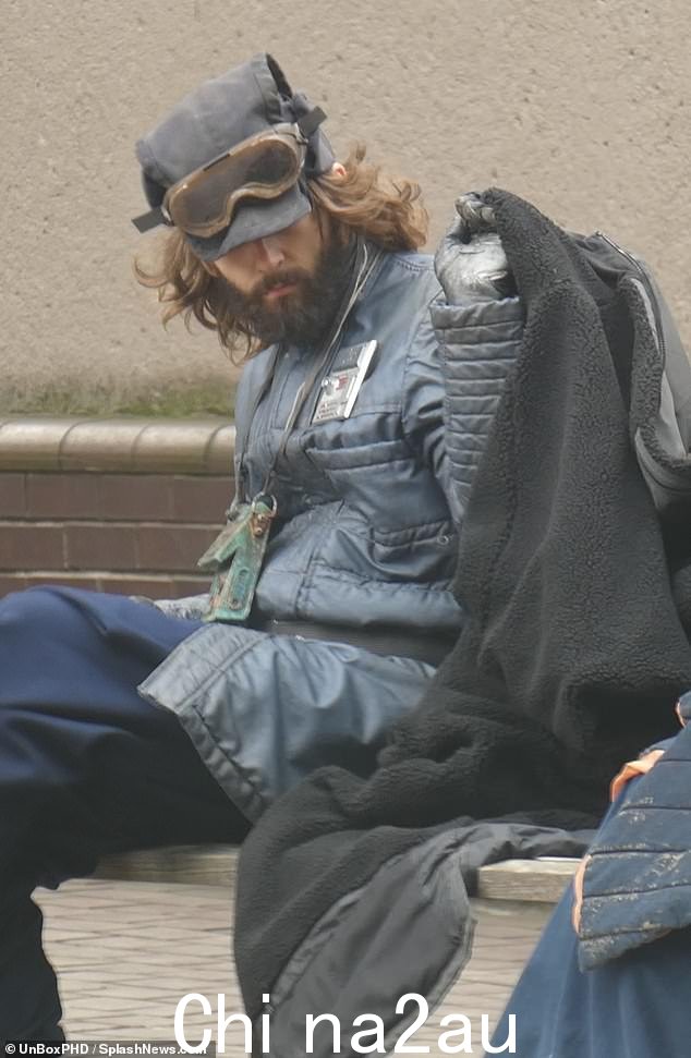 忙碌:剧组似乎在努力工作,他们继续拍摄第二季,尚未确定上映日期