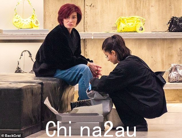时尚达人:电视名人被发现在新邦德街的 Balenciaga 购买性感的细高跟靴子,旁边还有一名助手