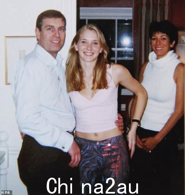 安德鲁王子搂着当时 17 岁的弗吉尼亚·罗伯茨(现在以她的婚名朱弗雷而闻名)——吉斯莱恩·麦克斯韦声称这张照片是伪造的