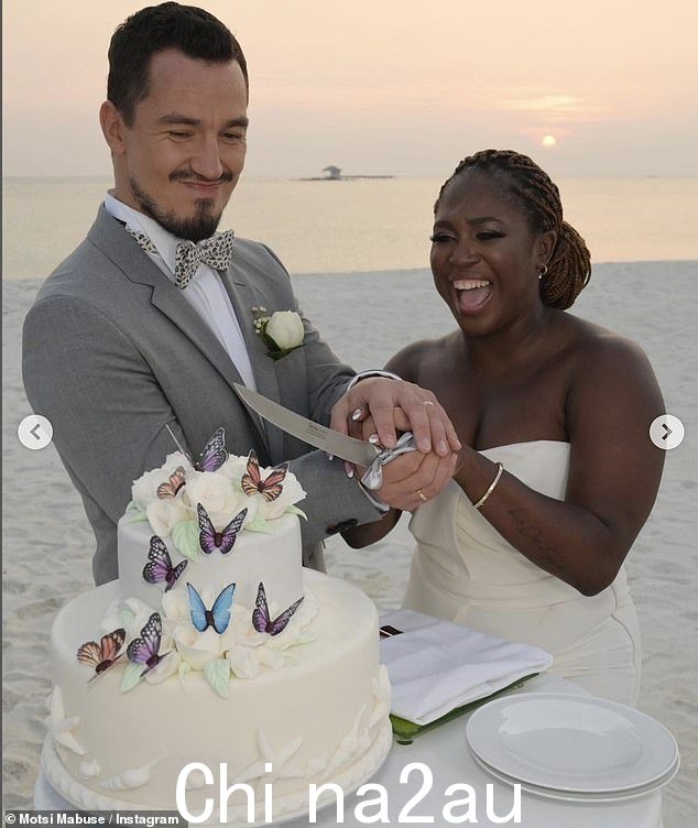 Happy:她在 Instagram 上上传了一系列备受喜爱的婚礼照片,其中包括散落在沙滩上的玫瑰花瓣和装饰着蝴蝶的婚礼蛋糕
