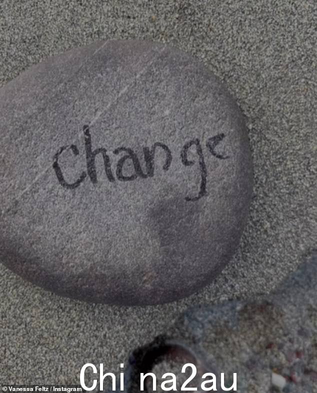 一个标志:她解释说她三岁的孙子 Amiel 发现了一块刻有“Change”字样的石头,她指出它“一定是一个标志”,同时似乎在参考她最近与未婚夫 Ben Ofoedu