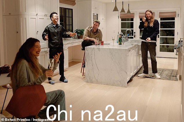 与 James Valentine 共度时光:在另一张照片中,有人看到 Prinsloo 和几个朋友坐在 James 家的厨房里