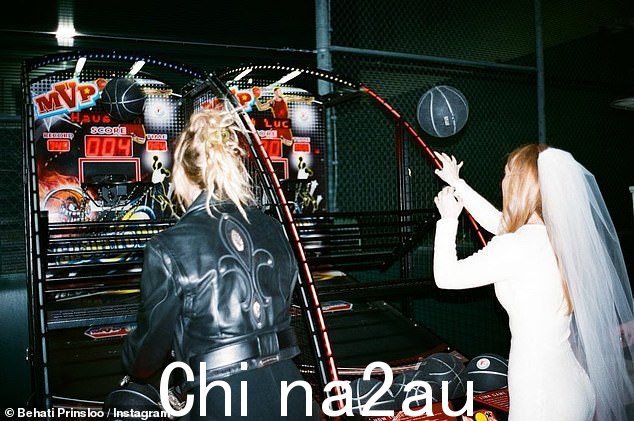 朋友和乐趣:Behati 和 Adam 与 Maroon 5 吉他手 James Valentine 和他的新婚妻子 Alexis Novak 共度时光