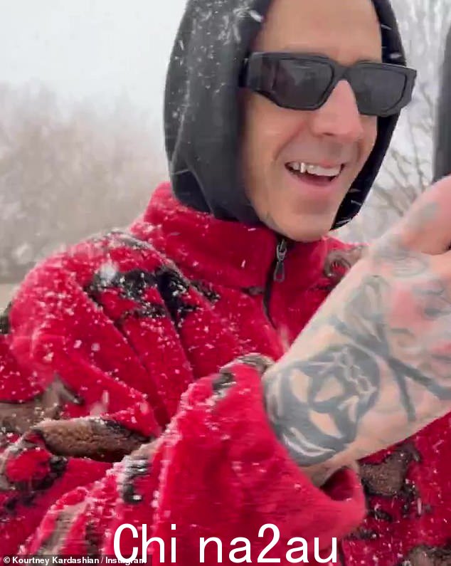 白雪皑皑的沙漠:在第二张幻灯片中,Blink-182 鼓手穿着红黑相间的夹克,拍摄酒店外的雪
