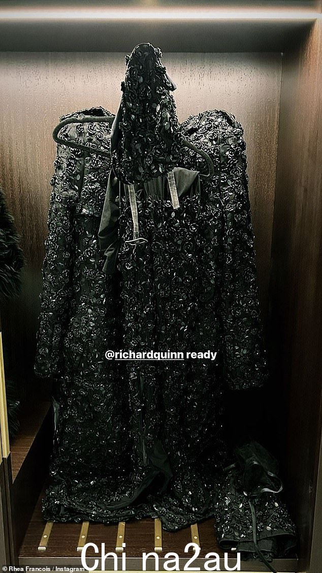 看哪:造型师 Rhea 也在她的 Instagram 快拍中分享了明星穿上之前 Maya 服装的快照