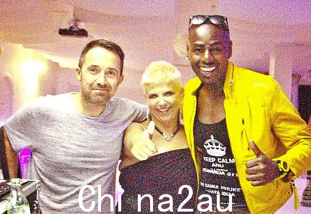满脸笑容:歌手 Ben Ofoedu,右,2017 年与俱乐部老板 Mandy Hayes 和 Jason 'Phats' Hayward 合影