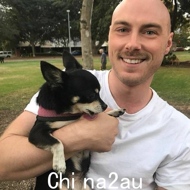 当他 15 岁时,Chris Csabs(如图)在教堂与一位牧师交谈,牧师为他祈祷,试图让他不再是同性恋