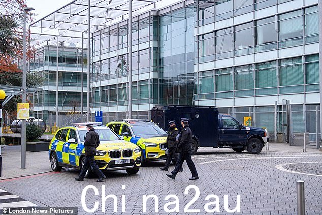11 月,警察在伦敦守卫伊朗国际电视台的办公室,担心其员工的安全