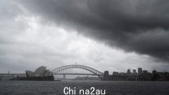 悉尼遭受反常风暴和高温的袭击，因为恶劣的天气在周末导致全国范围内的混乱