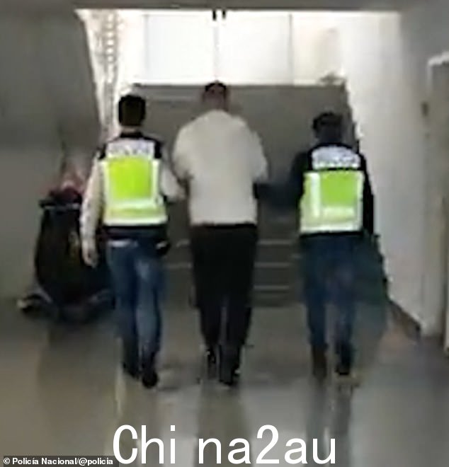 Busted:一名男子也一直在下载儿童被强奸的真实图像,他将场景写入 AI 图像生成器,这些场景非常骇人听闻,使西班牙调查人员感到恶心。他被拍到在西班牙被警察逮捕