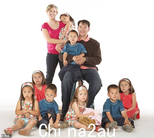 45 岁的 Jon Gosselin 和他的妻子 Kate Gosselin 在 2007 年因他们的真人秀系列 Jon & Kate Plus 8 而名声大噪,该剧记录了他们抚养八个孩子的艰辛