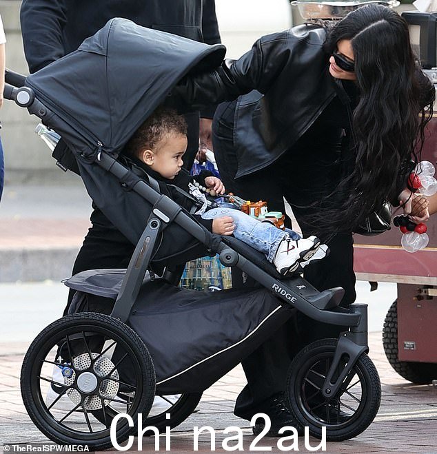 一如既往:即使在轻松的家庭出游中,凯莉 (Kylie) 也穿上了一件长而华丽的黑色皮夹克,展现了时尚的身材