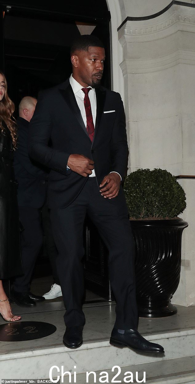 Dapper:杰米·福克斯 (Jamie Fox) 也参加了星光熠熠的狂欢,他穿着黑色西装和红色领带,看起来很潇洒
