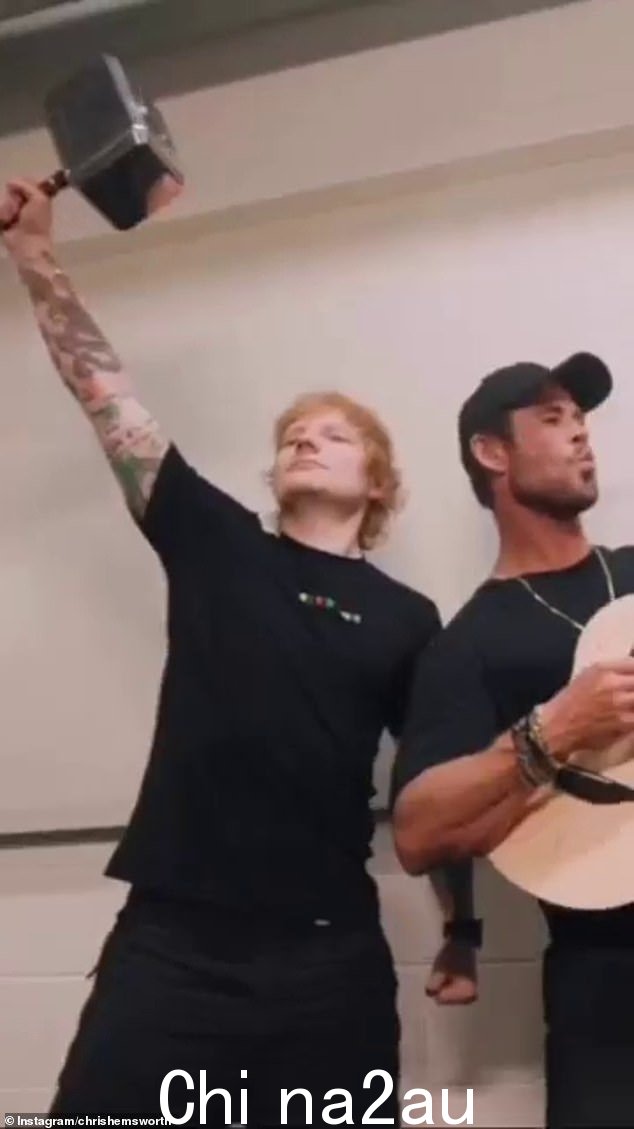 Ed,在他的数学世界巡回演唱会的澳大利亚站,把吉他递给了 Chris,而演员则给了他一个类似于雷神之锤的道具作为回报