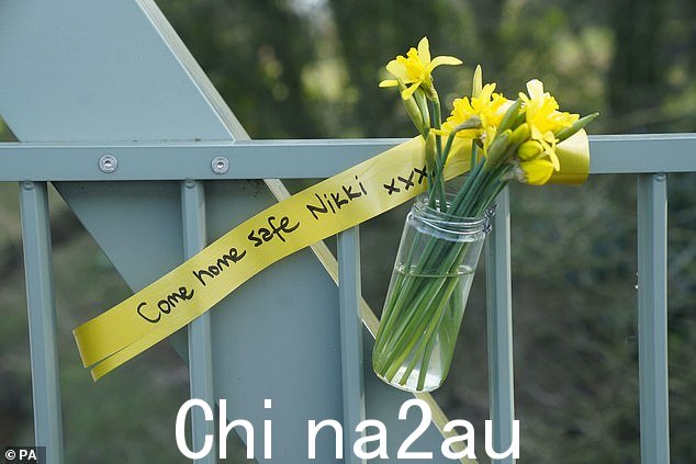 在兰开夏郡 Wyre 的 St Michael's,Wyre 河上的一座桥上挂着鲜花和一条信息,警方继续寻找失踪的妇女 Nicola Bulley