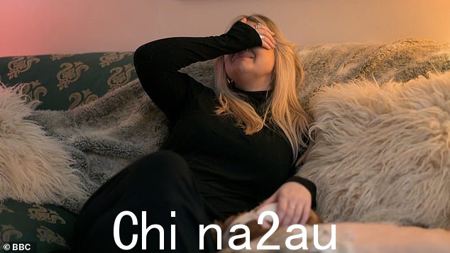 Emotional:Emily 流下了眼泪,因为她公开了她收到数百条来自男人的不请自来的在线信息和图片的感受