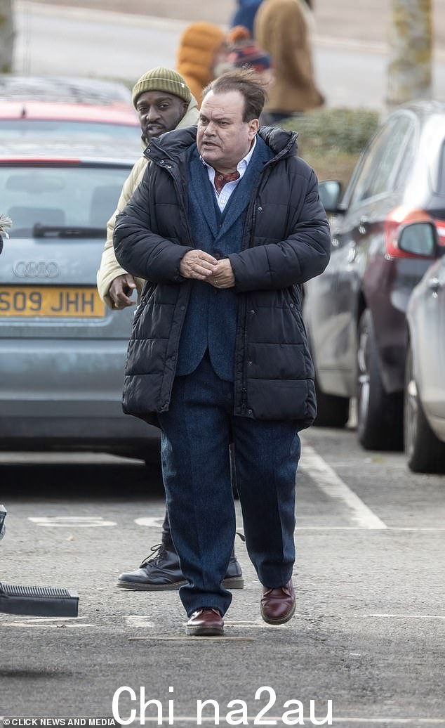 传说:Shawn Williamson 加入了这对夫妇,他因在 EastEnders 中扮演 Barry Evans 而闻名