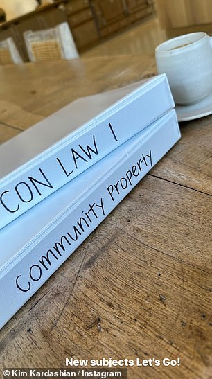 文件夹在侧面标有“CON LAW 1”;和 'Community Property'