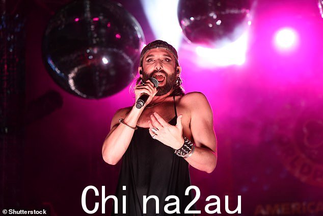 她还画了迷人的妆容,包括烟熏眼妆和深黑色的复古猫眼线