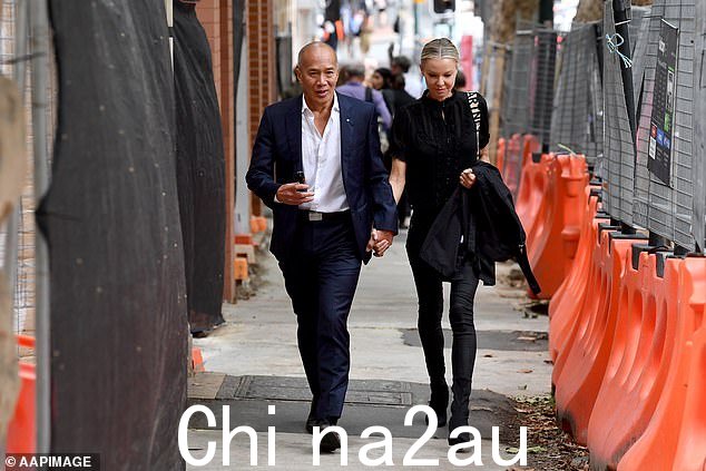 神经外科医生 Charlie Teo(左)和他的未婚妻 Traci Griffiths(右)抵达悉尼接受卫生保健投诉委员会专业标准委员会的质询