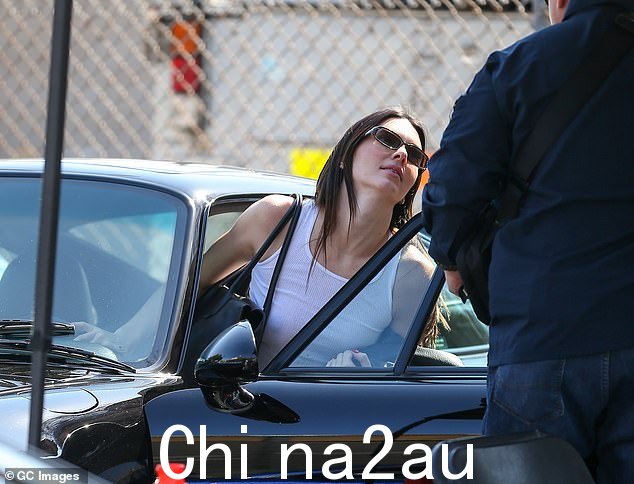 小黑车:818创始人开着她的经典小黑车去餐厅