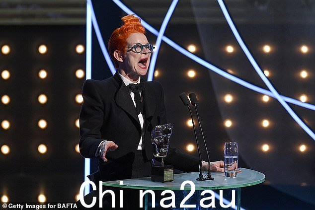 重要时刻:桑迪在结束演讲时将奖项献给了时尚界的从业人员,并用韵律押韵了一份诗意清单