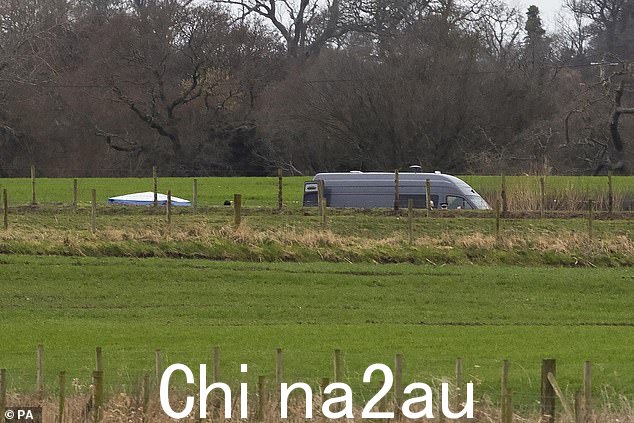 警方在确认发现尸体前不久在现场搭起了帐篷(左)
