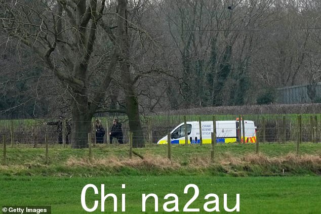 有人看到警察从 CSI 面包车旁边的有利位置指向河流