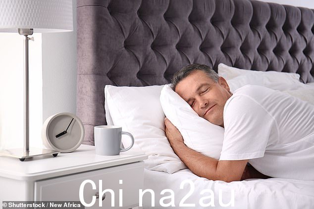 那些喜欢趴着睡觉并把头转向一边的人可能会从没有枕头的情况下受益。睡在你的前面会给脖子带来压力,加一个枕头可以减轻脖子的压力在一个更尖锐的角度,可能会让你的脖子僵硬