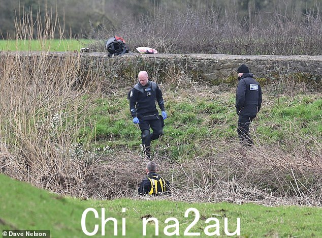 专业警察搜索队的成员和警察潜水员在两名步行者的举报后于周日对 River Wyre 河段展开了新的搜索