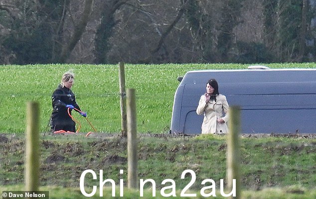 Bulley 女士案件的高级调查官侦探警司 Rebecca Smith 到达搜查现场