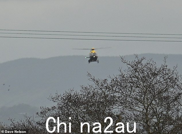 据报道,一架警用直升机在头顶盘旋了大约 25 分钟
