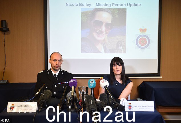 兰开夏郡警方就其失踪前与失踪母亲 Nicola Bulley 的联系向警方监督机构求助。图为:兰开夏郡警察局助理局长彼得劳森(左)和侦探警司丽贝卡史密斯在周三的新闻发布会上