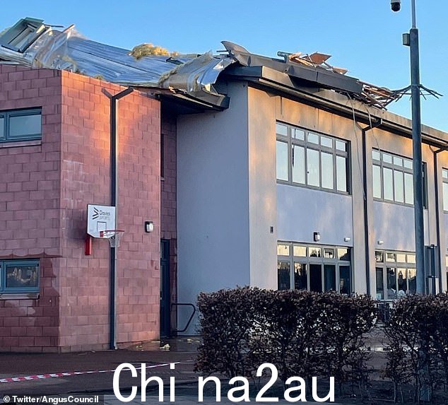 大风损坏了苏格兰安格斯 Carnoustie 伯恩赛德小学的屋顶苏格兰安格斯的卡洛斯蒂</p> uk/1s/2023/02/17/10/67790033-11762183-Storm_Otto_has_caused_large_waves_around_Britain_s_coastline_wit-m-35_1676628959428.jpg