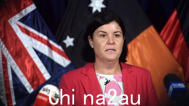 首席部长 Natasha Fyles 最初拒绝重新引入全面禁酒令的呼吁,争辩说她不想有“剥夺原住民领土权利的基于种族的政策”。图片:NCA/Amanda Parkinson