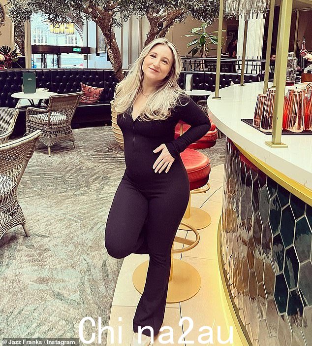 发光:这位 30 岁的女演员周日在 Instagram 上展示了她正在发育的婴儿肿块,她穿着黑色连身衣,用令人振奋的消息给粉丝们带来惊喜